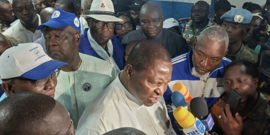 Der Präsident der Zentralafrikanischen Republik Faustin Archange Touadéra (M, unten) spricht zu den Medien, nachdem er zum Sieger der Präsidentschaftswahlen erklärt wurde. Foto: Jea...