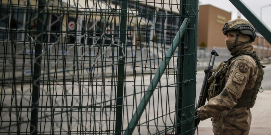 ARCHIV - Ein türkischer Soldat vor dem Gefängniskomplex Silivri. Foto: Emrah Gurel/AP/dpa/Archivbild