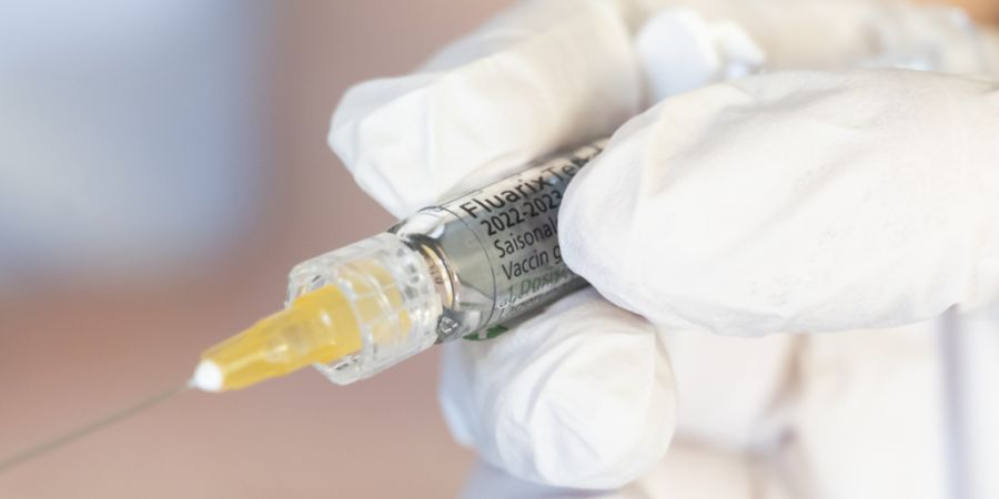 In den beiden Basel haben sich während der laufenden Grippesaison deutlich mehr Menschen in Apotheken impfen lassen als im Vorjahr. (Archivbild)