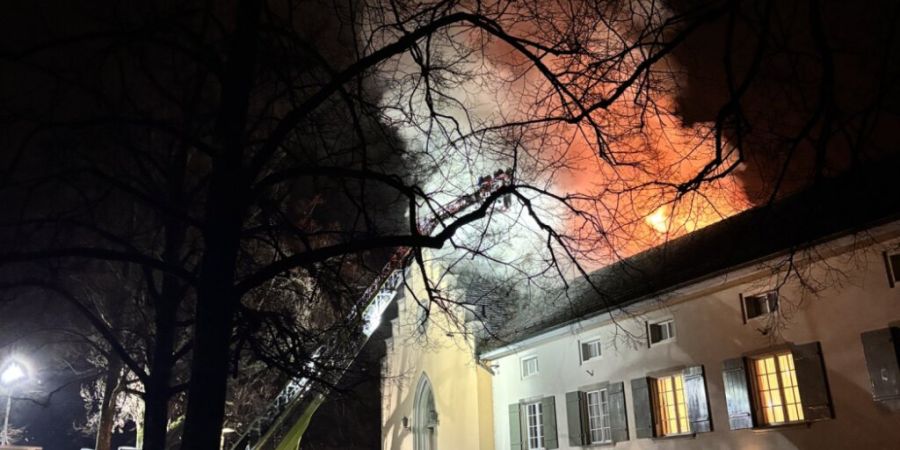 Am Lindenhof in der Zürcher Innenstadt ist ein Brand ausgebrochen.