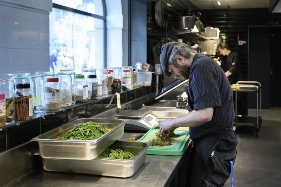 Besonders stark davon betroffen seien Köchinnen und Köche sowie Servicepersonal mit Berufsausbildung. (Symbolbild)
