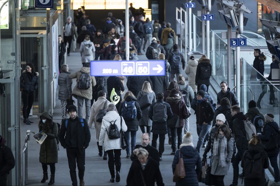 Menschen landen im Gefängnis, wenn sie Bussen für Schwarzfahren nicht bezahlen können.