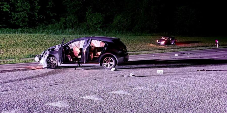 Zwei Personen sind am Samstagabend in Weiach ZH bei einer Kollision zwischen zwei Personenwagen verletzt worden.