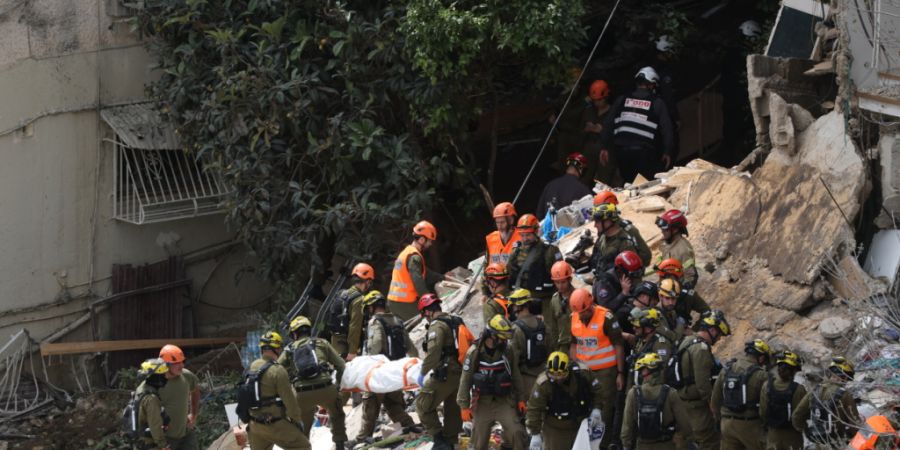 Israelische Such- und Rettungskräfte arbeiten an einem Wohnhaus, das durch einen iranischen Angriff zerstört wurde. Foto: Oren Ziv/dpa