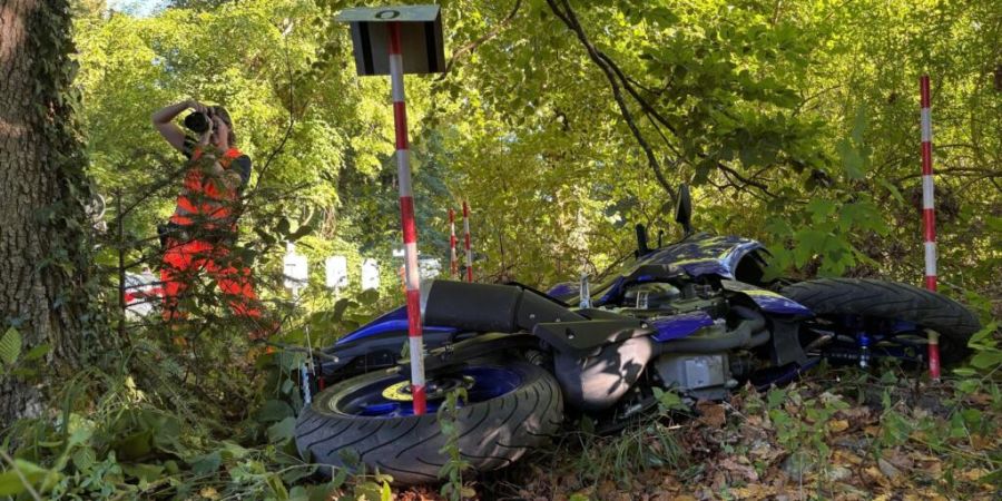 Der 21-jährige Lenker kam von der Strasse ab und kollidierte mit einem Baum.