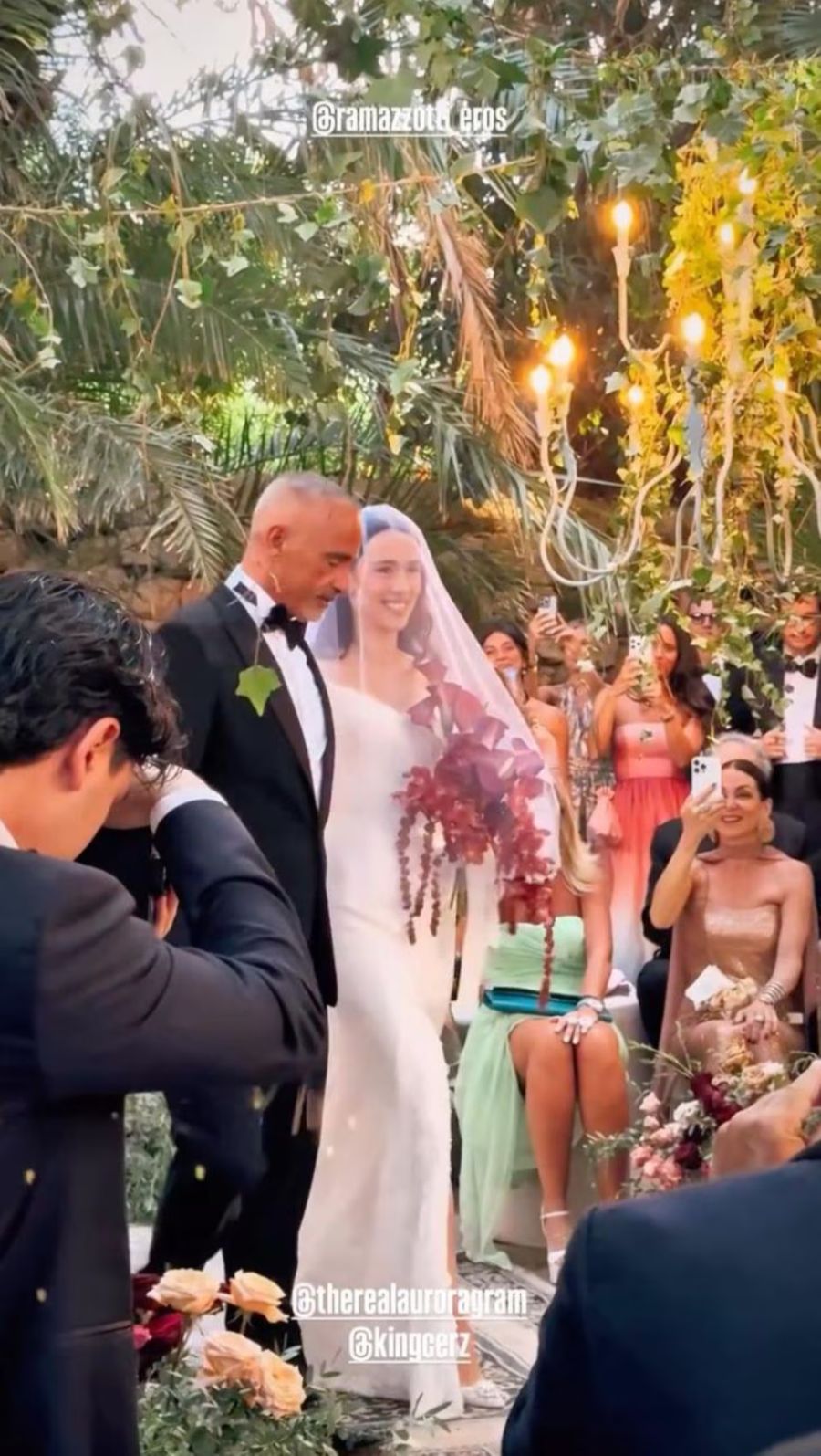 Eros Ramazzotti führt seine Tochter Aurora zum Altar.