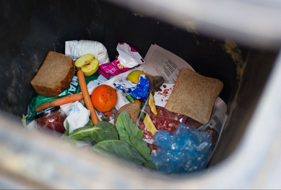 Besonders beim Last-Minute kauf von Hackfleisch, Geflügel, Sandwiches oder Salatbowls sind Kunden zurückhaltend. (Symbolbild)