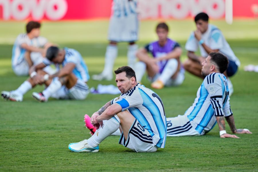Niedergeschlagen sitzt Kapitän Messi mit seinen Teamkollegen auf dem Rasen von East Rutherford.