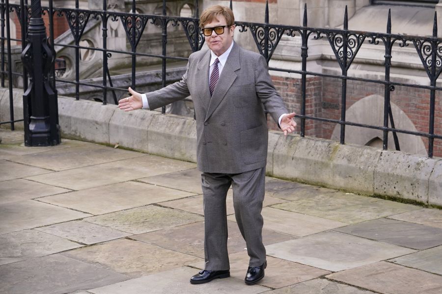 Elton John aber lehnte ab, er sei kein Geldautomat.