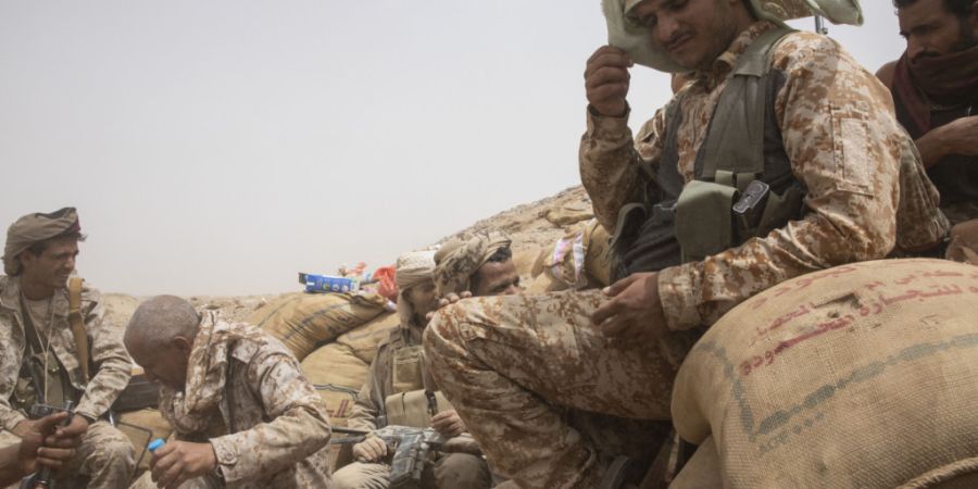 ARCHIV - Jemenitische Kämpfer, die von der von Saudi-Arabien geführten Koalition (SGK) unterstützt werden, besetzen eine Stellung an der Frontlinie. Foto: Nariman El-Mofty/AP/dpa