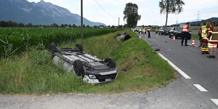 Beide Autos blieben im Seitengraben auf dem Dach liegen.
