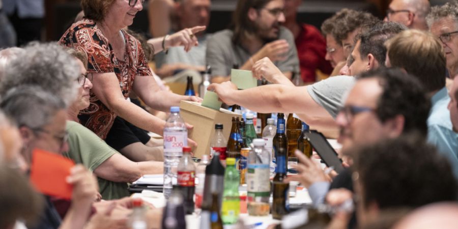 Soll die SP Stadt Zürich keinen Gratis-Alkohol an Versammlungen abgeben? Ein Parteimitglied hat eine Debatte über den Umgang mit Alkohol ausgelöst. Im Bild die Versammlung über die...