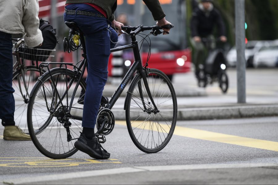 Doch: Vor allem in Städten halten sich viele Velofahrende nicht an die Verkehrsregeln.