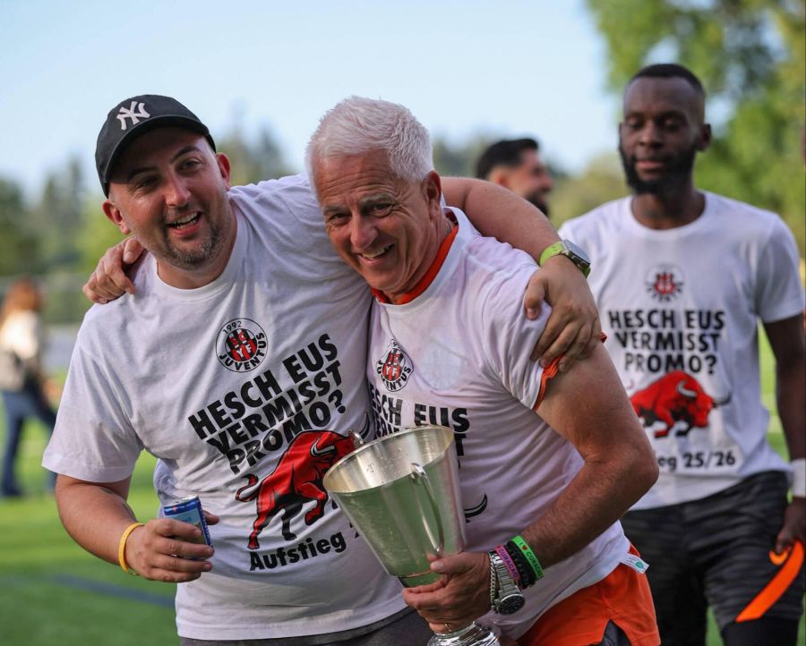 Ehrenpräsident Piero Bauert und sein Sohn Sebastian mit dem Pokal.