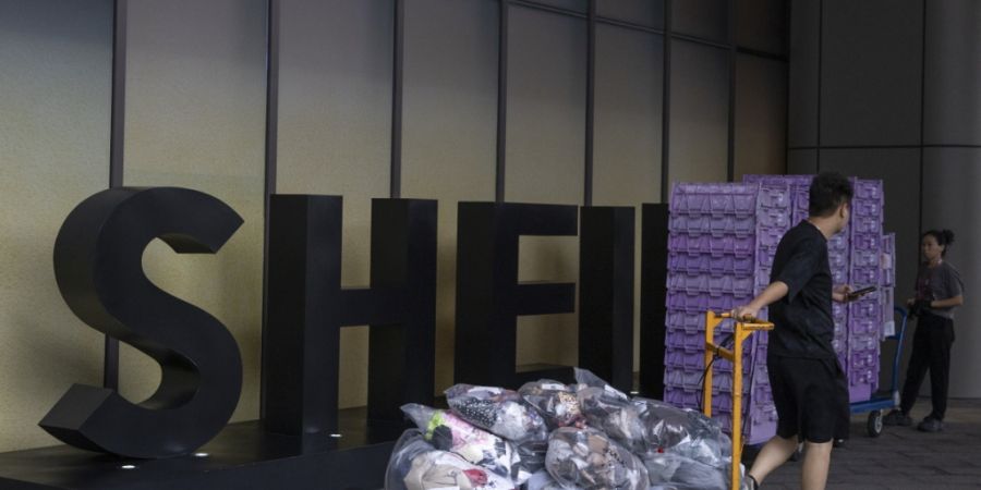 Shein geht nach längerem Warten an die Börse. Doch zum Debüt in der Finanzmetropole Hongkong rutscht der Aktienkurs ins Minus. (Archivbild)