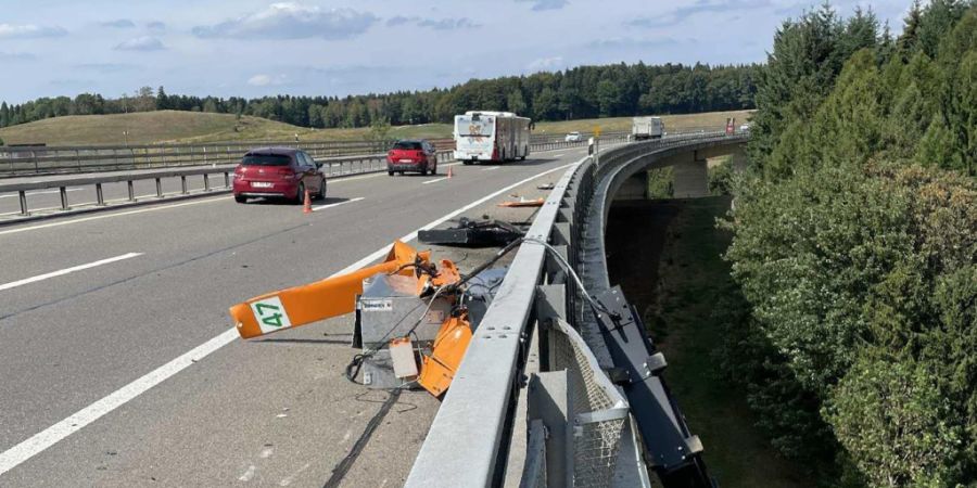 Trümmerteile am Geländer zeugen vom Unfall auf dem Greyerzviadukt.