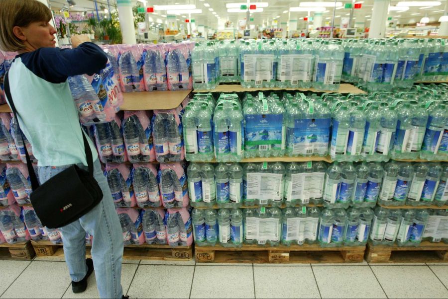 Auch Coop gibt an, während der diesjährigen Hitzeperiode eine deutlich höhere Nachfrage nach Mineralwasser zu verzeichnen.