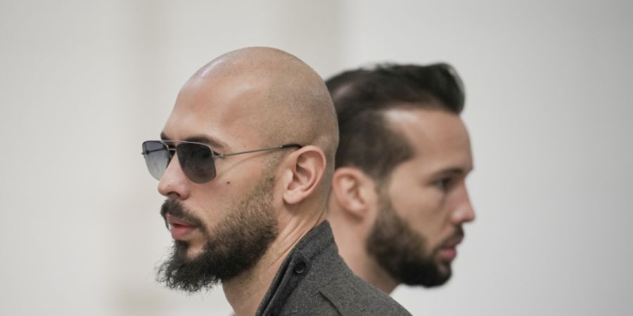 ARCHIV - Andrew Tate (l) und sein Bruder Tristan warten im Gebäude des Berufungsgerichts. Foto: Vadim Ghirda/AP/dpa/Archivbild