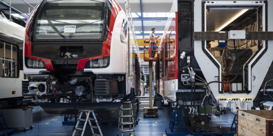 Flirt Evo-Züge in der Montage. Dreizehn sollen bald auf dem Netz der Freiburgischen Verkehrsbetriebe TPF fahren. (Archivbild)