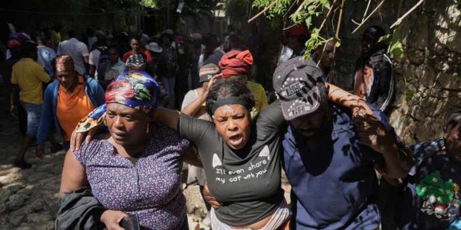 Menschen trauern um Angehörige, die bei einem Bandenangriff in Haiti ums Leben gekommen sind. Foto: Odelyn Joseph/AP/dpa
