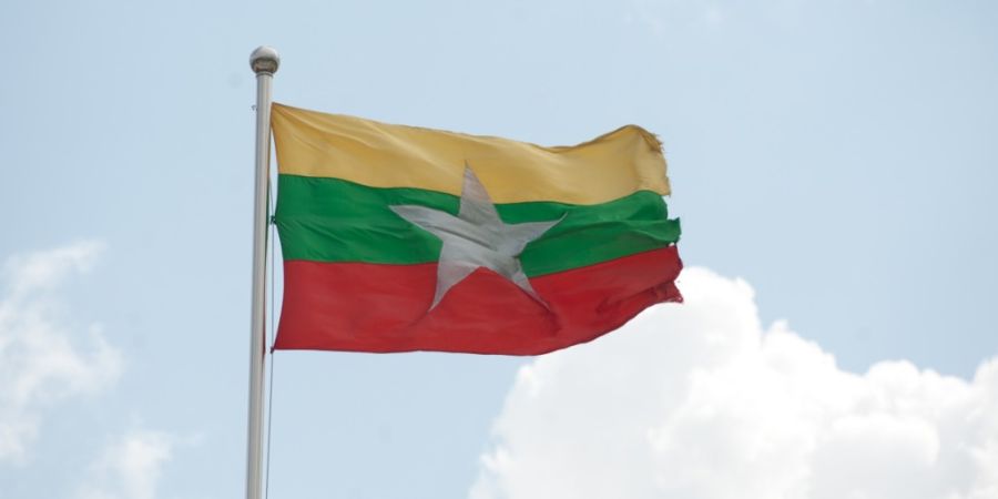 ARCHIV - Die Flagge von Myanmar weht im Wind. Foto: Sebastian Kahnert/dpa