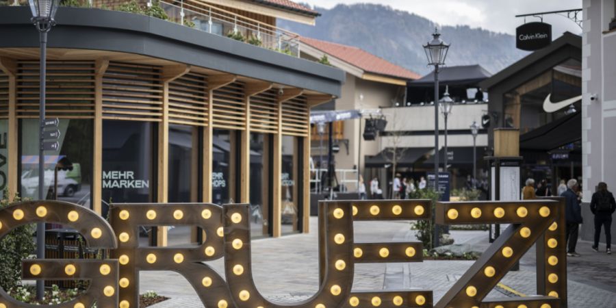 Der Nationalrat will Touristinnen und Touristen aus dem Ausland das Einkaufen in der Schweiz steuerlich erleichtern. Im Bild das Landquart Fashion Outlet. (Archivbild)