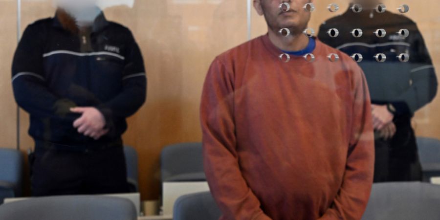 ARCHIV - Der Angeklagte Mahmoud M. (M) wartet auf den Beginn des Prozesses um einen mutmaßlich islamistisch motivierten Messeranschlag auf Fußballfans in Bielefeld. Foto: Federico Gam...