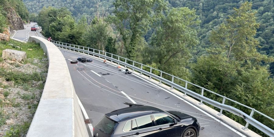 Bei einem Unfall in Castaneda mit drei beteiligten Fahrzeugen verletzte sich ein 18-jähriger Töfffahrer mittelschwer.