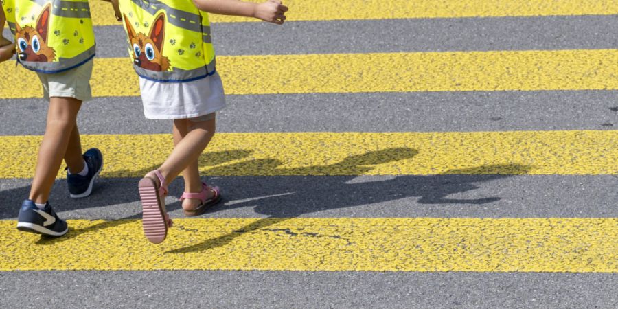 Während sich Kinder auf dem Schulweg befinden, könnte vorübergehend Tempo 30 gelten. (Archivbild)