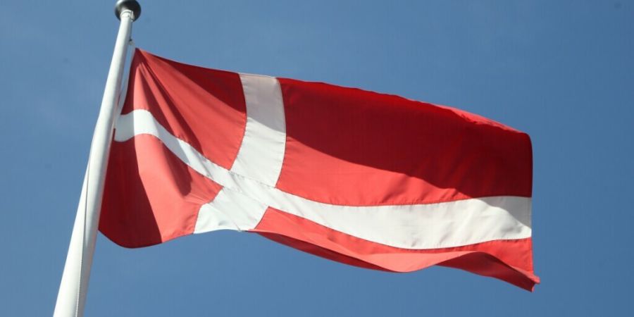 ARCHIV - Eine dänische Flagge weht im Hafen von Helsingborg im Wind. Foto: Steffen Trumpf/dpa