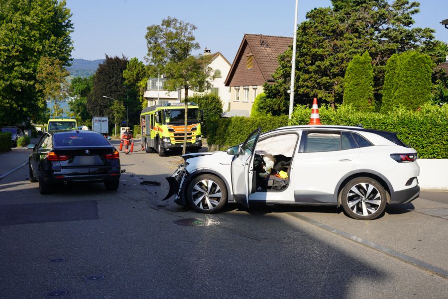 Am Donnerstagmorgen kam es auf der Forchstrasse in Herrliberg ZH zu einem Unfall zwischen zwei Personenwagen.