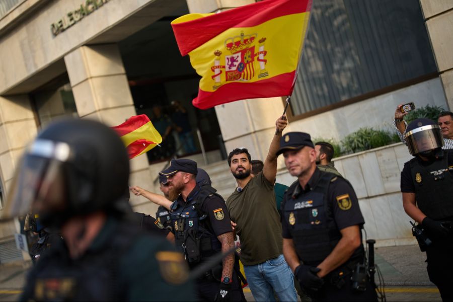 Die rechtsextreme Gruppe «Núcleo Nacional» hat sich versammelt, weil sie Ceuta «zurückerobern» wollen.