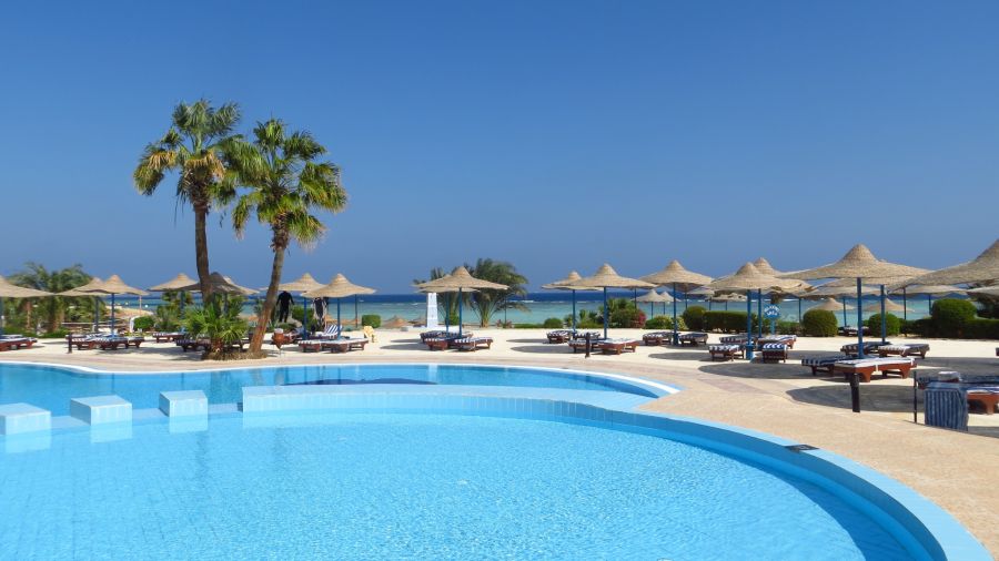 Ein Brite nervt sich in einem Ferienresort auf Mallorca über Leute, die am Morgen Liegestühle am Pool mit Tüchern «reservieren».