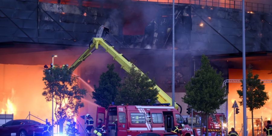 Die Feuerwehr versuchte am Donnerstagabend in Vufflens-la-Ville, ein Übergreifen der Flammen auf Nachbargebäude zu verhindern.