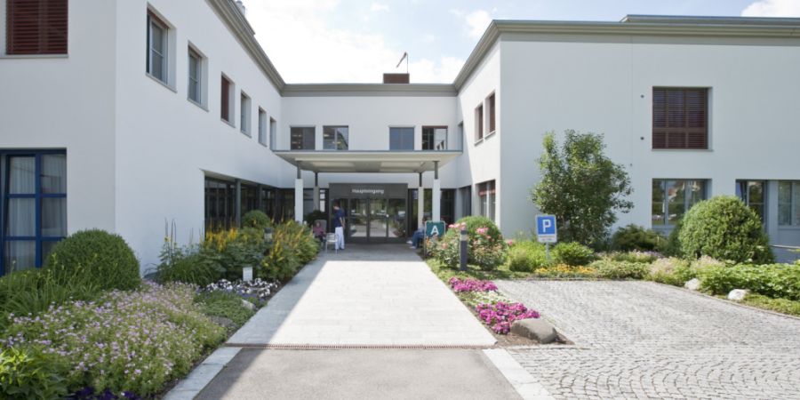 Seit der Schliessung wird in Flawil eine Umnutzung des Areals mit dem Spitalgebäude gesucht. (Archivbild)