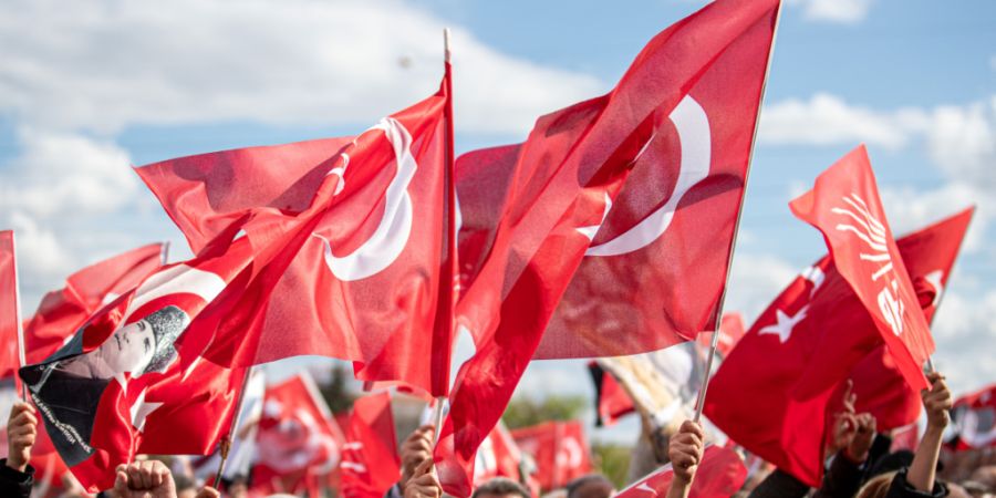 ARCHIV - Menschen halten türkische Flaggen während einer Kundgebung zum 21. außerordentlichen Kongress der Republikanischen Volkspartei (CHP) im Juli. Foto: Tunahan Turhan/SOPA Image...