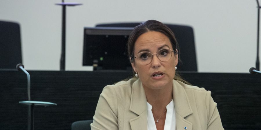 Die Luzerner Gesundheits- und Sozialdirektorin Michaela Tschuor (Mitte) stellt die getroffenen Massnahmen rund um die Vorkommnisse beim Sozialversicherungszentrum WAS vor. (Archivbild)