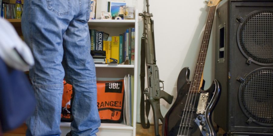 Steht ein privates Sturmgewehr der Armee mehr als zehn Jahre lang ungenutzt herum, soll es deswegen nicht eingezogen werden müssen. Der Nationalrat will die Vorschriften zu Waffen in p...