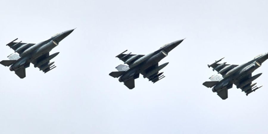 ARCHIV - Drei Kampfjets vom Typ F-16 aus den USA. Foto: Georg Wendt/dpa