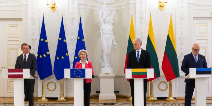 Ursula von der Leyen, Präsidentin der Europäischen Kommission, spricht bei einer Pressekonferenz mit dem litauischen Präsidenten Gitanas Nauseda (2.v.r), dem lettischen Präsidenten ...