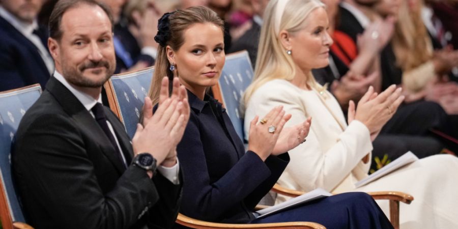 ARCHIV - Kronprinz Haakon (l-r), Kronprinzessin Mette-Marit und Prinzessin Ingrid Alexandra nehmen an der Verleihung des Friedensnobelpreises im Osloer Rathaus teil. Foto: Ole Berg-Rust...