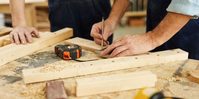 Zimmermann Lehrling Holz Werkstatt