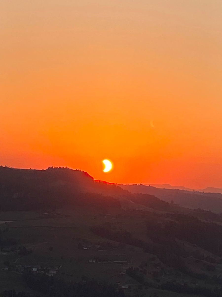 Anschliessend bewegte sich der Mond wieder von der Sonne weg.