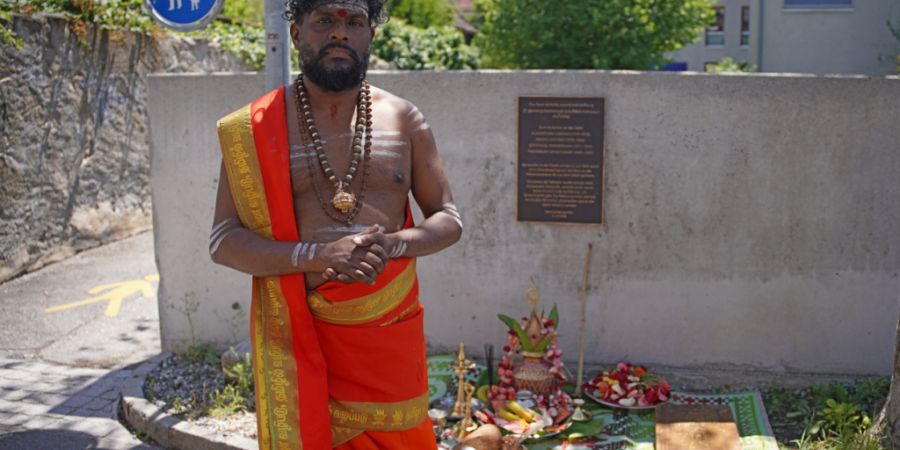 Hindupriester Sasikumar hielt im Rahmen einer Gedenkfeier für den Brandanschlag in Chur, bei dem vier Personen aus Sri Lanka ums Leben kamen, eine religiöse Einweihungszeremonie.