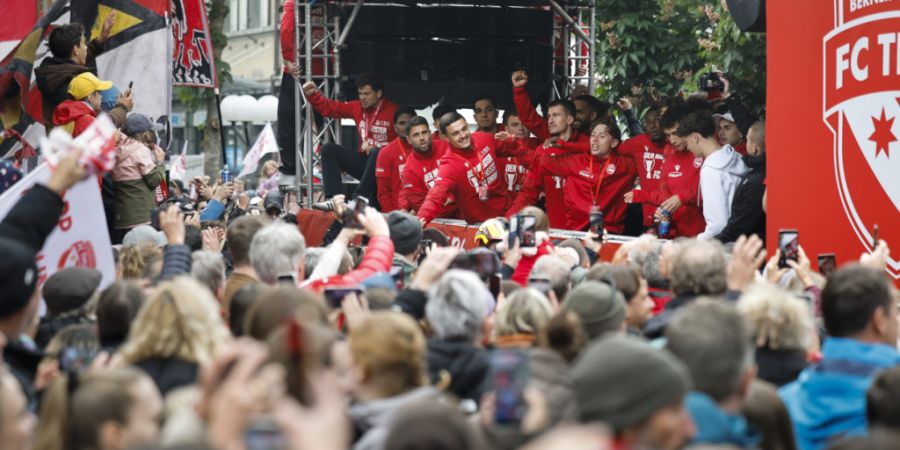 Thun im Meisterfieber: Mitte Mai liessen sich Spieler und Crew des FC Thun von der Bevölkerung für den Schweizer Meistertitel feiern. (Archivbild)