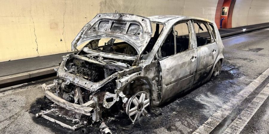 Das Auto brannte vollständig aus. Am Strassenbelag im Tunnel entstand ebenfalls grosser Sachschaden.
