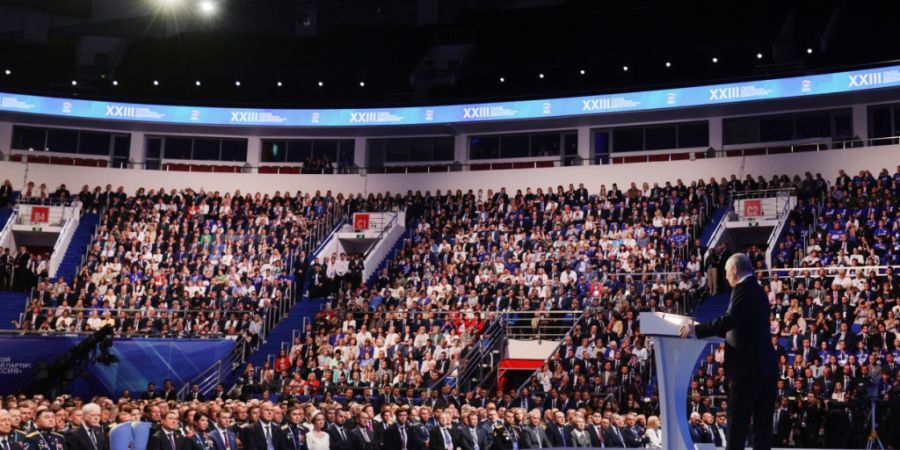 HANDOUT - Der russische Präsident Wladimir Putin hält eine Rede auf dem Parteitag von «Einiges Russland» in Moskau. Foto: Gavriil Grigorov/Pool Sputnik Kremlin via AP/dpa