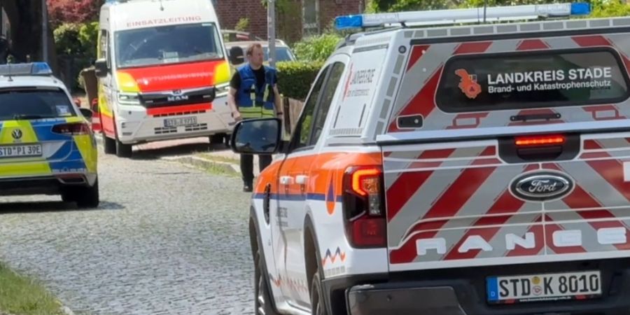 dpatopbilder - Einsatzkräfte stehen auf einer Straße in Stade. In Stade, westlich von Hamburg, sind mehrere Menschen durch Schüsse gestorben. Zwei Tatverdächtige wurde festgenommen,...