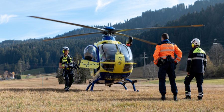 Der Mann wurde mit einem Helikopter der Alpine Air Ambulance in ein Spital geflogen.