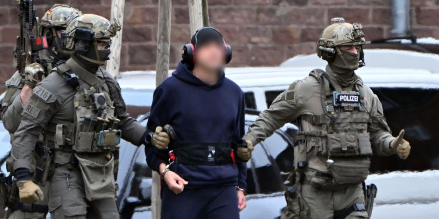 ARCHIV - Eine Person wird zu einem Hubschrauber geführt. Foto: Uli Deck/dpa/Archivbild - ACHTUNG: Person(en) wurde(n) aus rechtlichen Gründen gepixelt